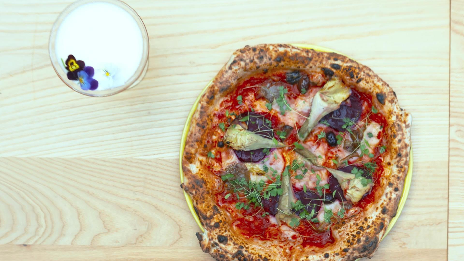 素食披萨和冷冻饮料放在木桌上视频的预览图