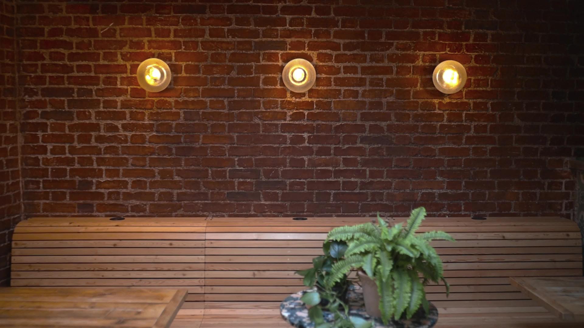 桌子、椅子和三盏灯在红砖墙上来自素食餐厅视频的预览图
