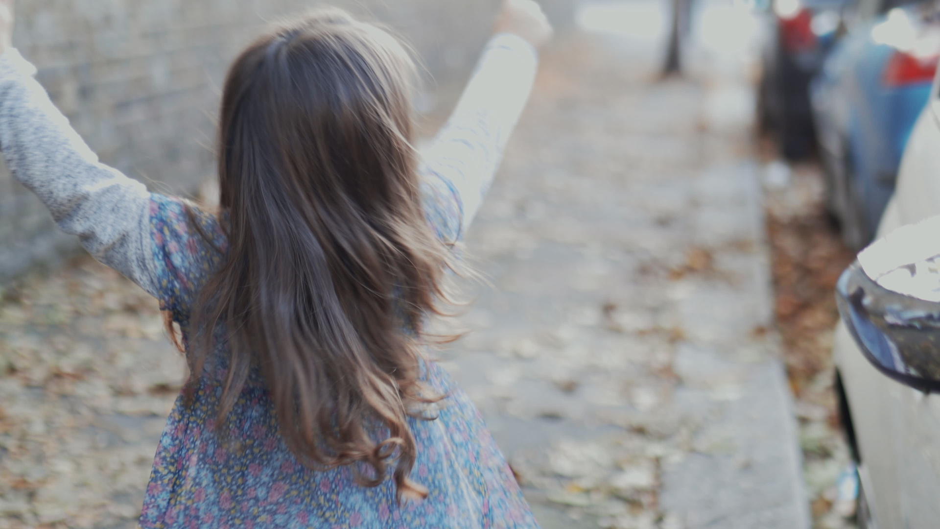 人行道上的小女孩和秋叶在树叶上玩耍视频的预览图