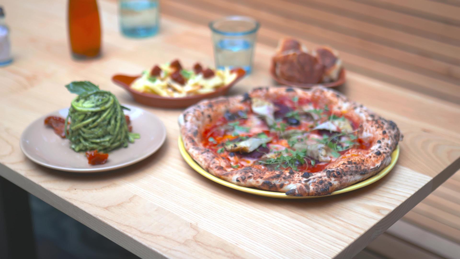 素食披萨、薯条、松绿面和木桌上的黄油面团视频的预览图