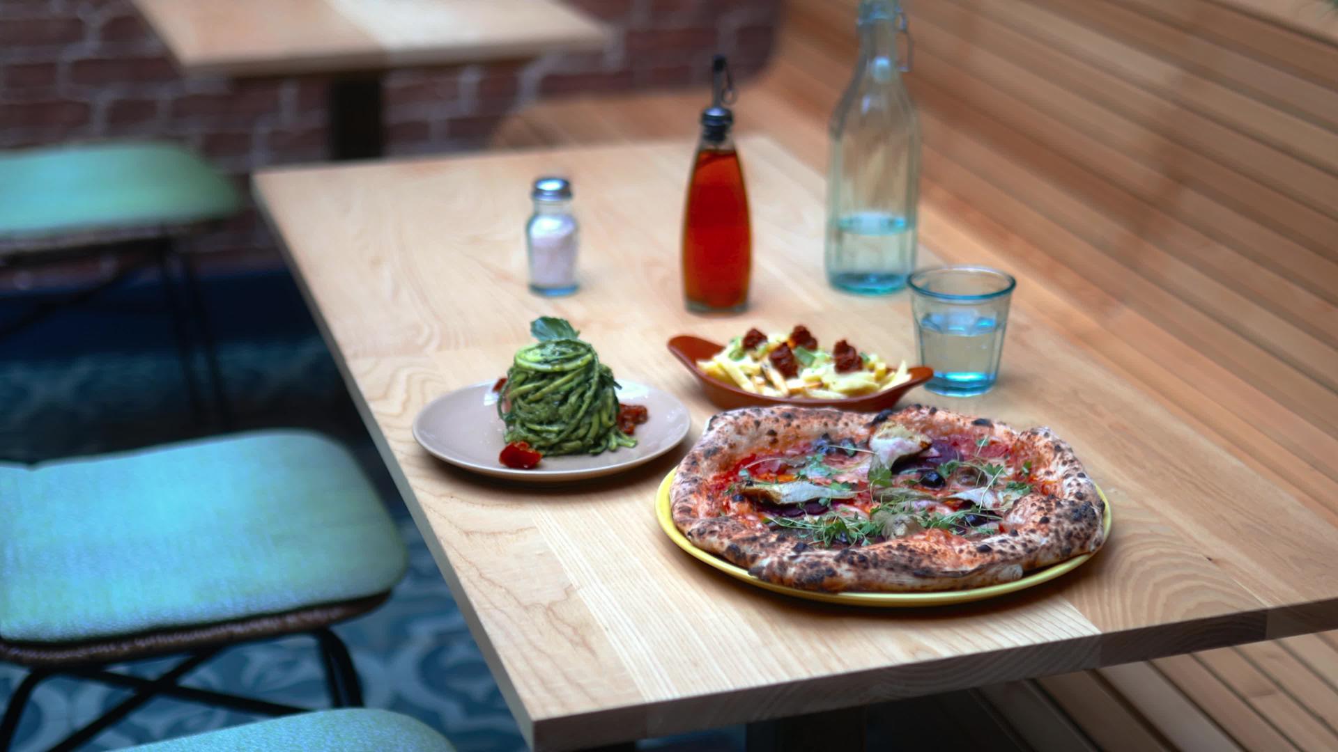 素食比萨和其他素食菜在木桌上视频的预览图