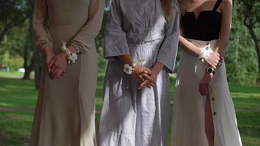 伴娘在新娘和新郎的婚礼上留下了鲜花手镯视频的预览图