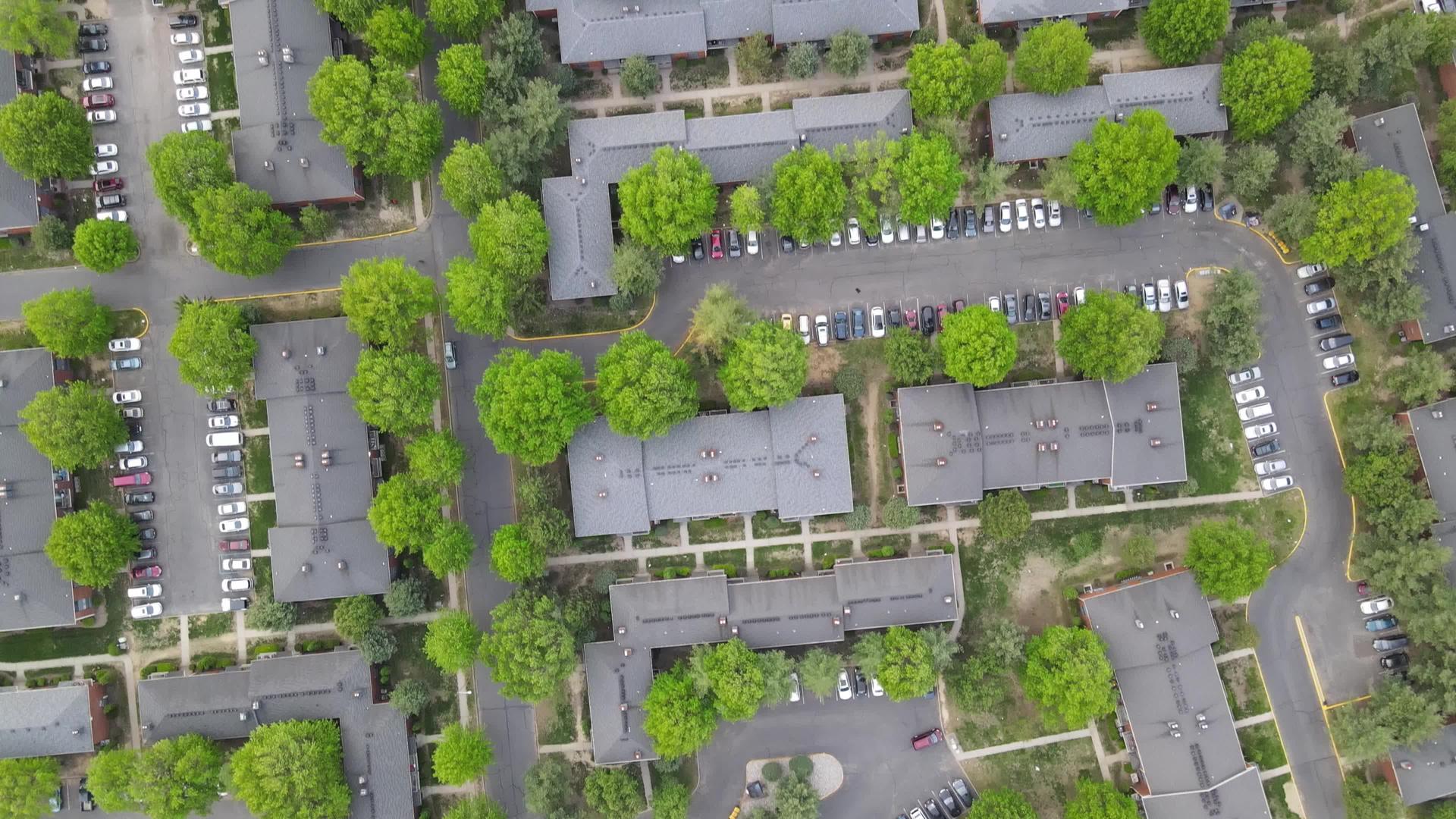 停车场停车场位于城市郊区公寓空中观察处视频的预览图