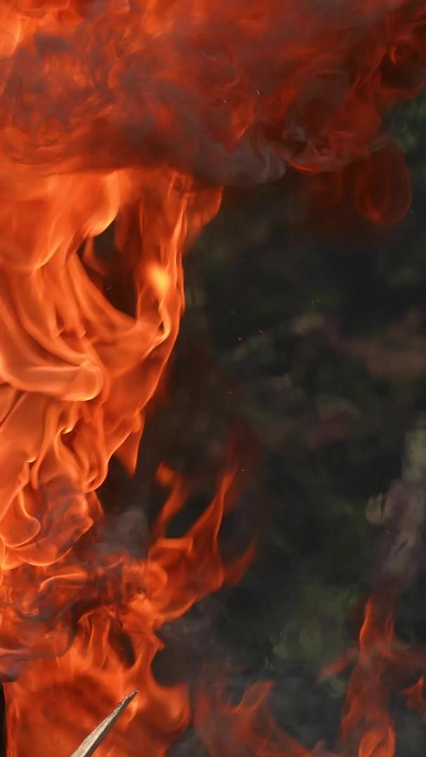 慢镜头升级拍摄材料火焰火灾现场消防安全视频的预览图