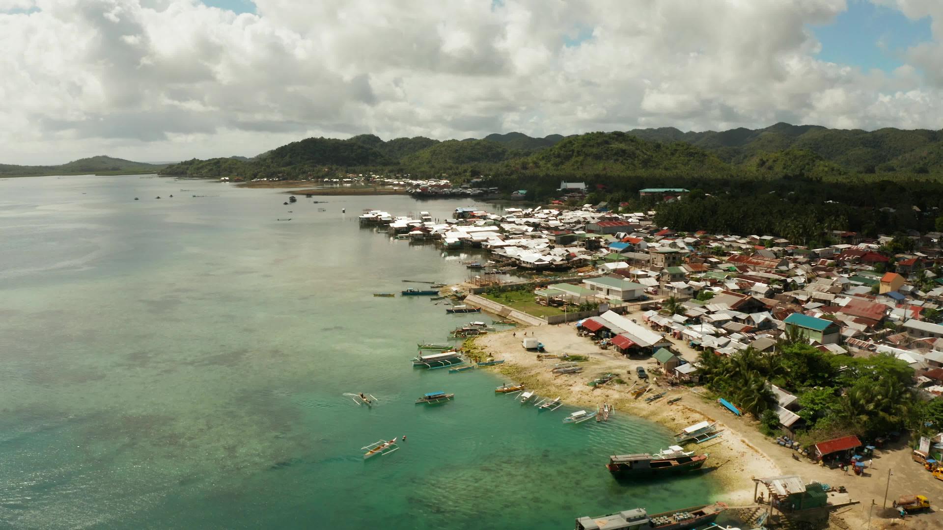 西雅戈岛菲利平斯群岛和其他地方的渔村和房屋视频的预览图