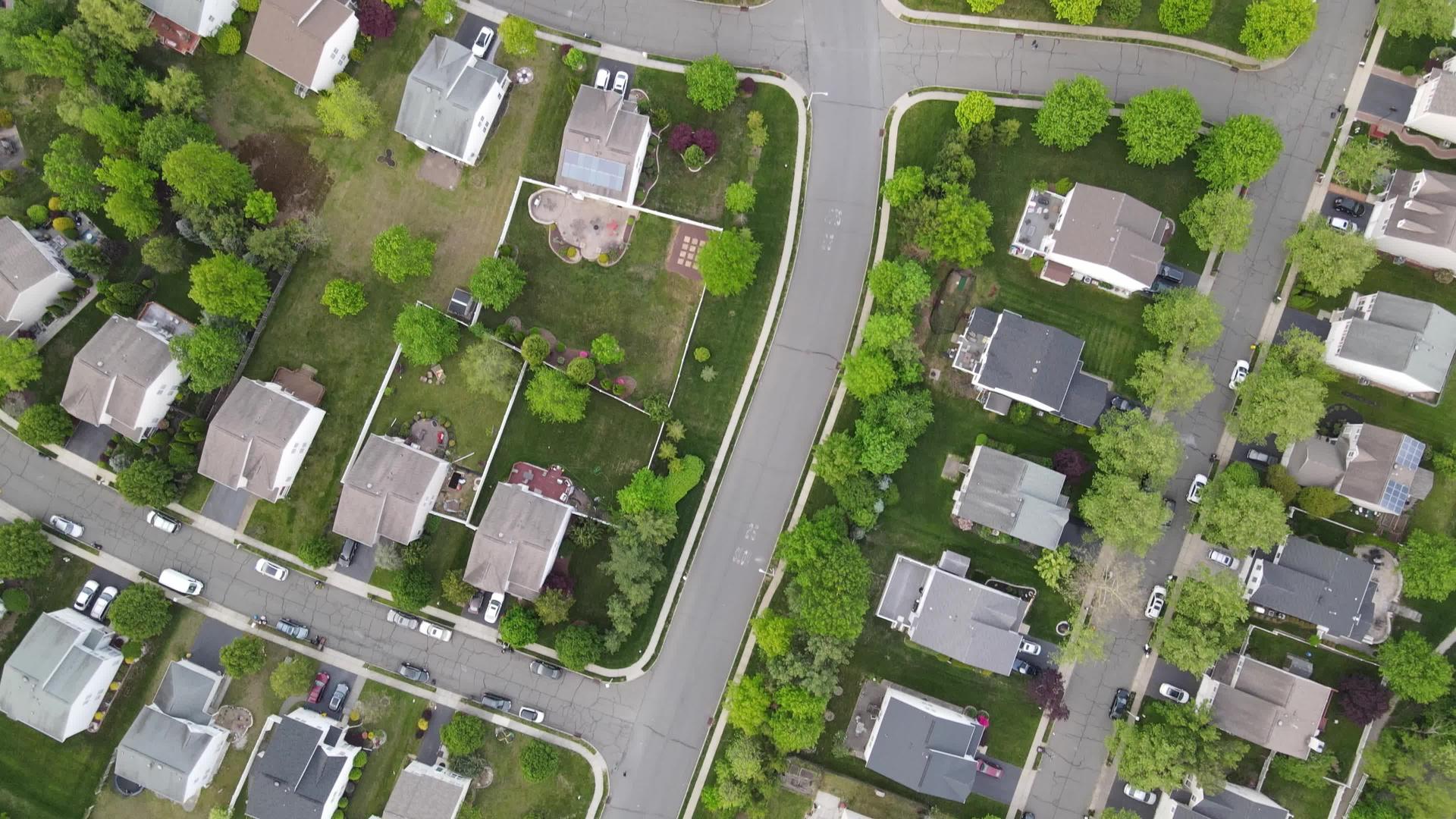 从上到下看小区停车场的停车场视频的预览图