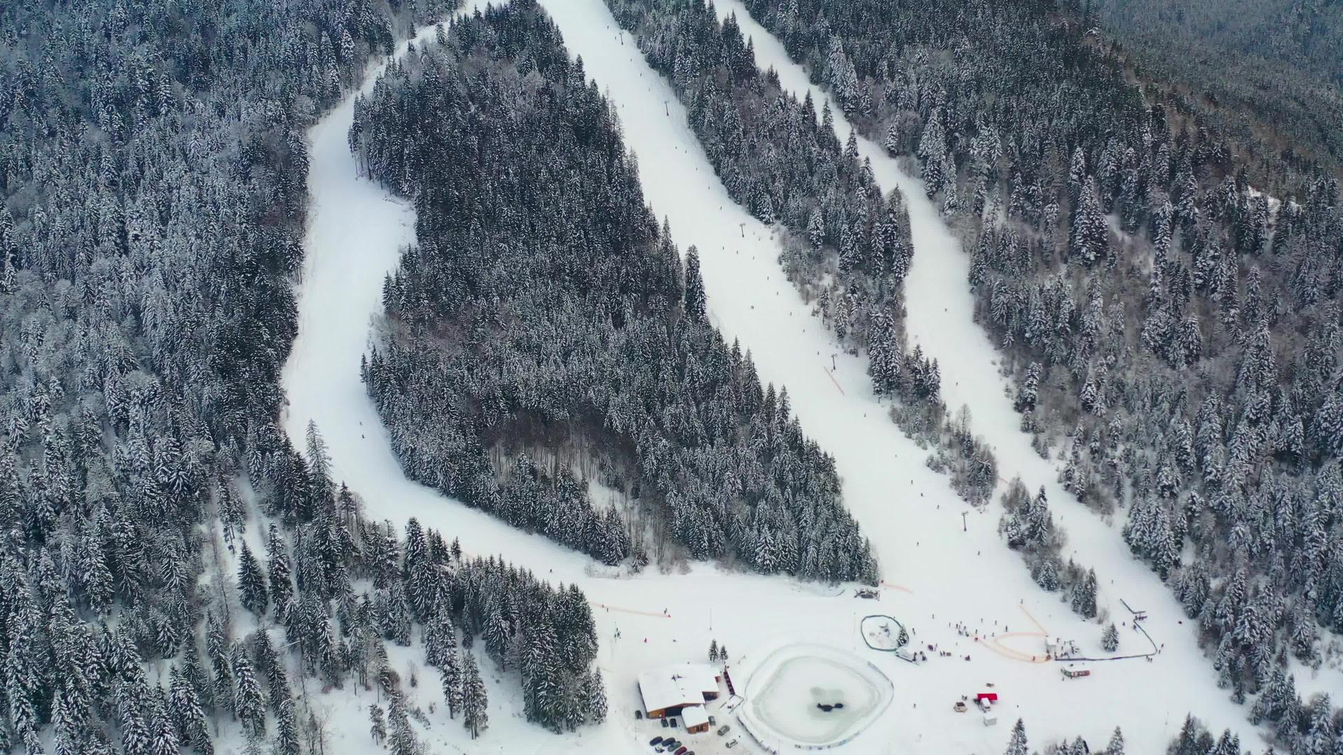 Borosec在空中观察滑雪坡和罗马尼亚冰冻森林视频的预览图