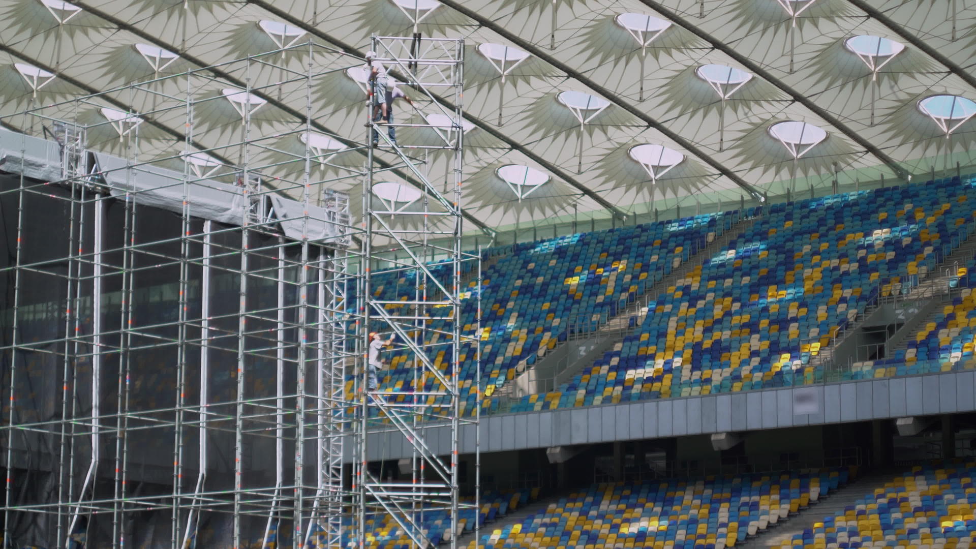 大体育场的建筑梯子上站立着扶绳视频的预览图