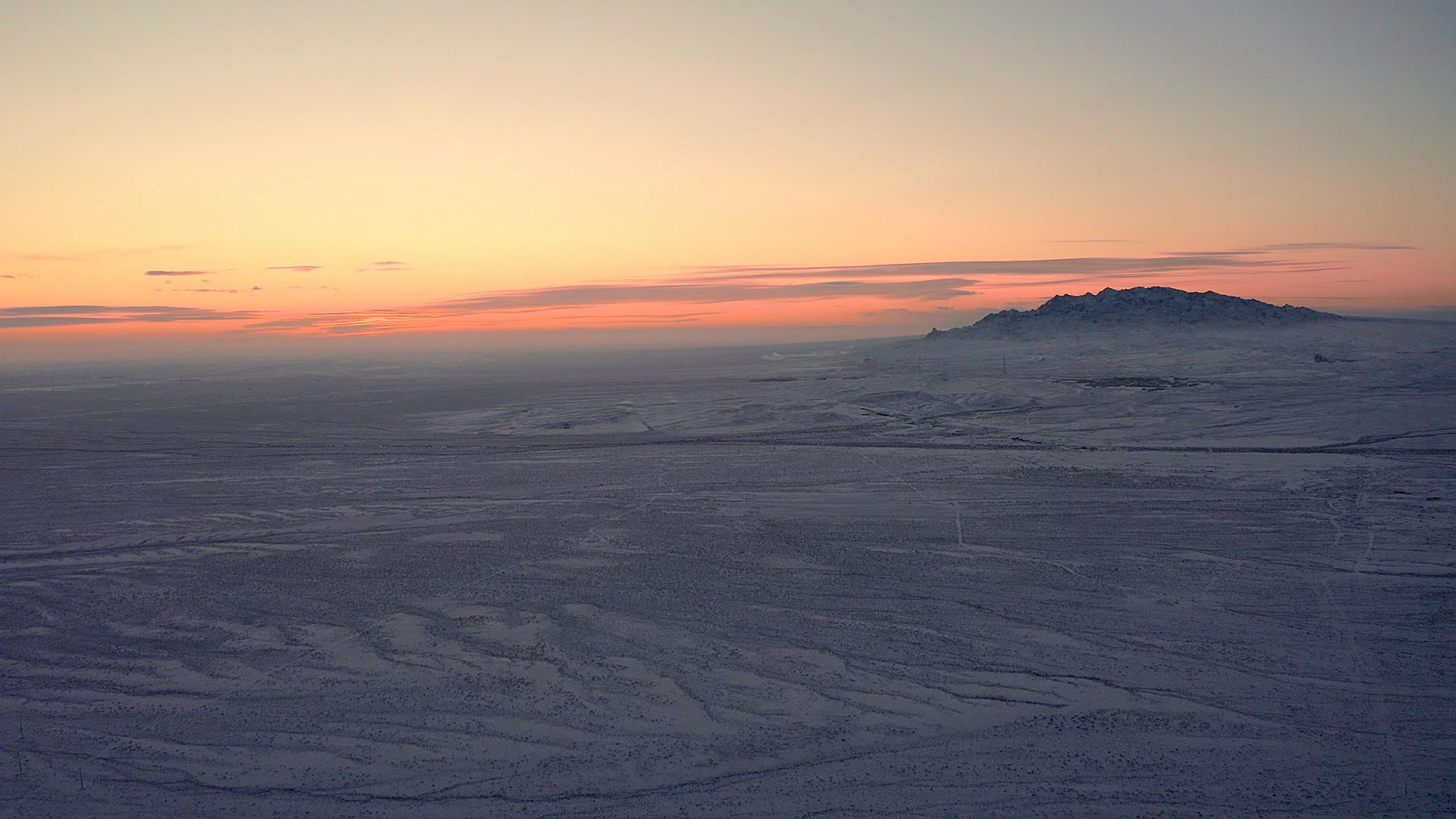 4K航拍新疆冬季雪原日落金色视频的预览图