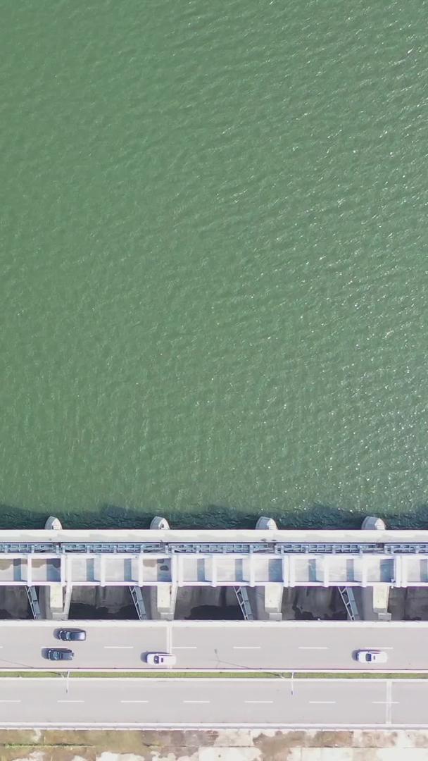 夏季航拍的水库和大坝视频的预览图