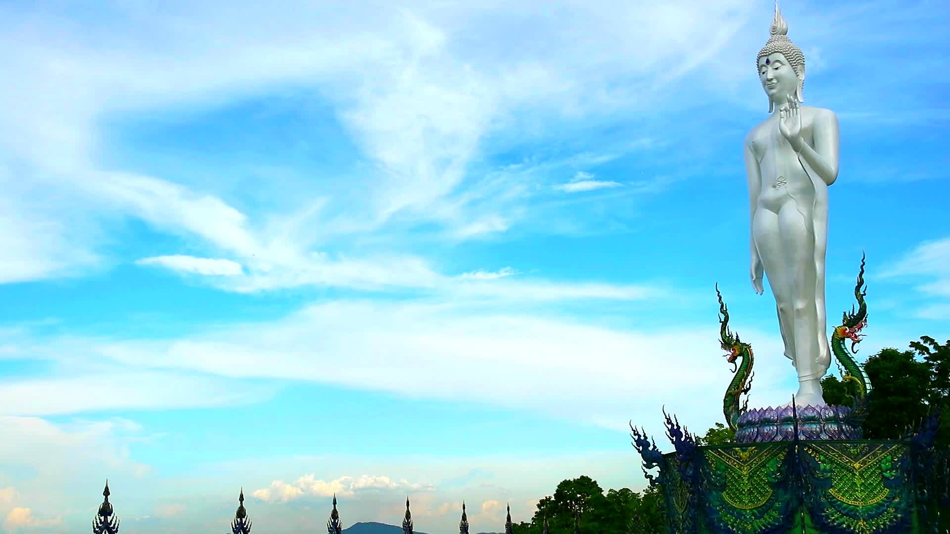 蓝天白云下的佛教雕像视频的预览图
