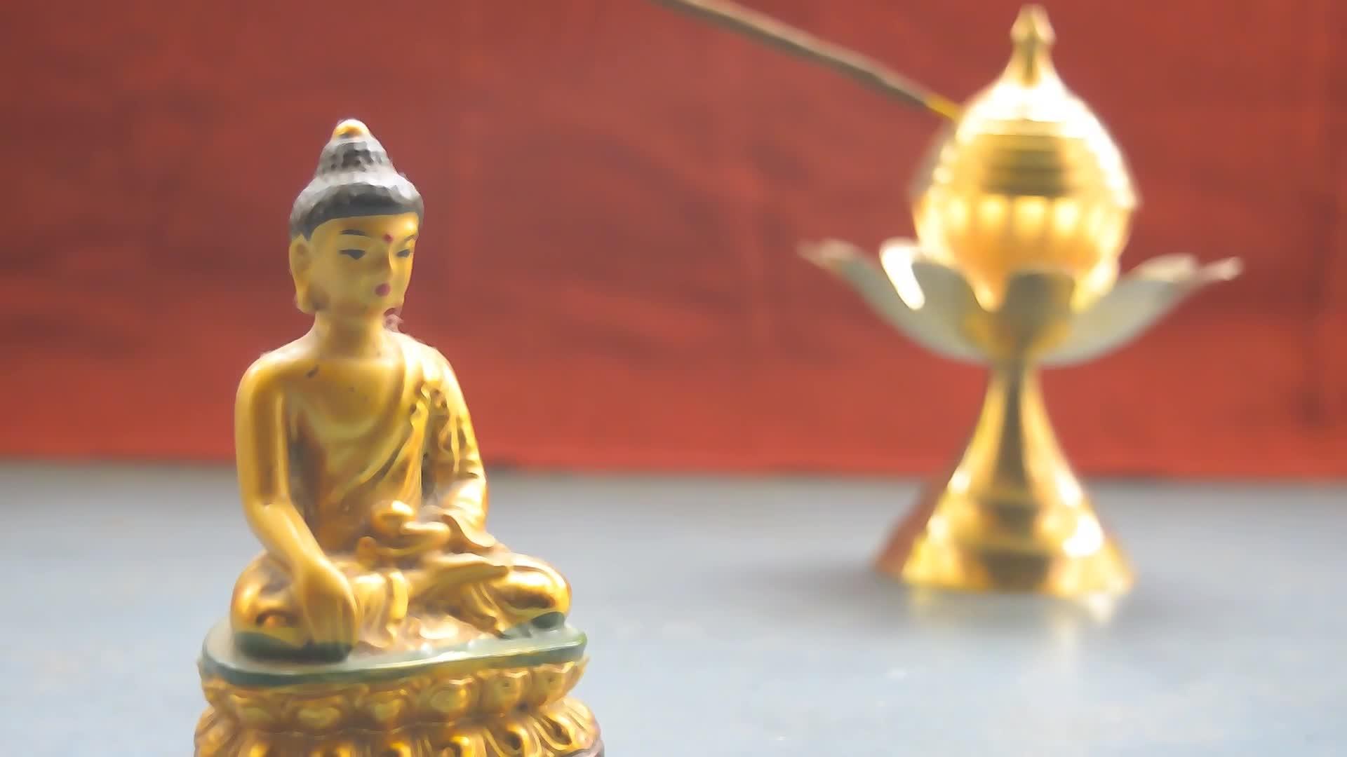 古董冥想佛和钟在朴素的地板上视频的预览图