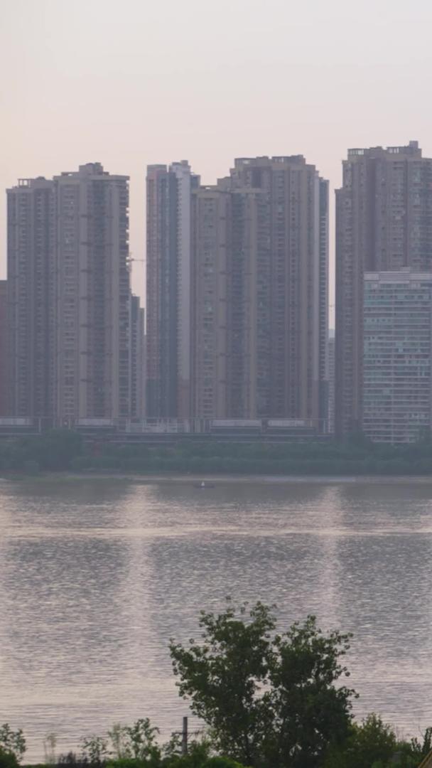 长江桥梁交通道路航拍城市江景车流素材视频的预览图