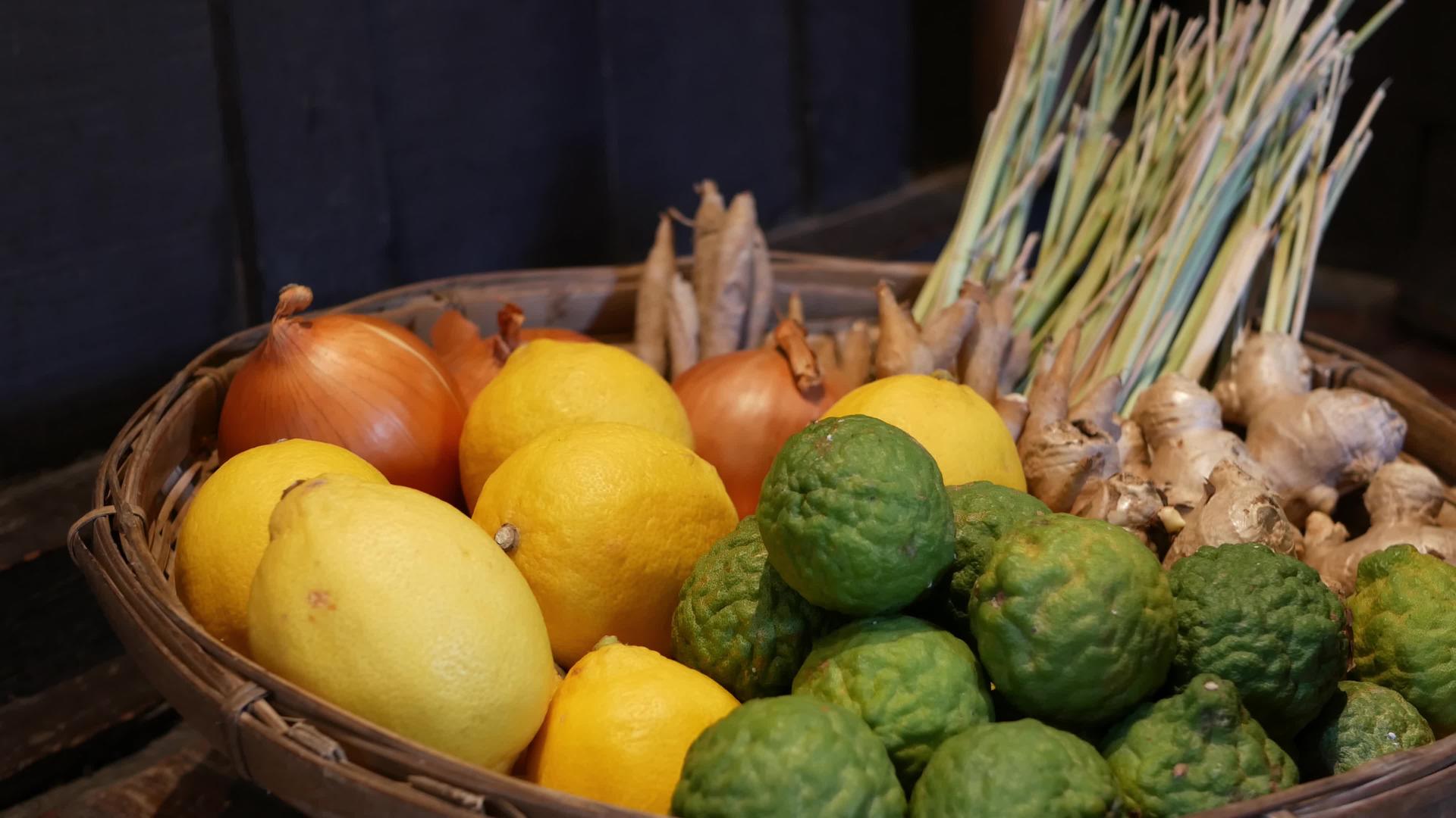 水果和蔬菜的篮子视频的预览图