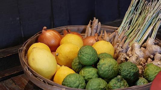 水果和蔬菜的篮子视频的预览图