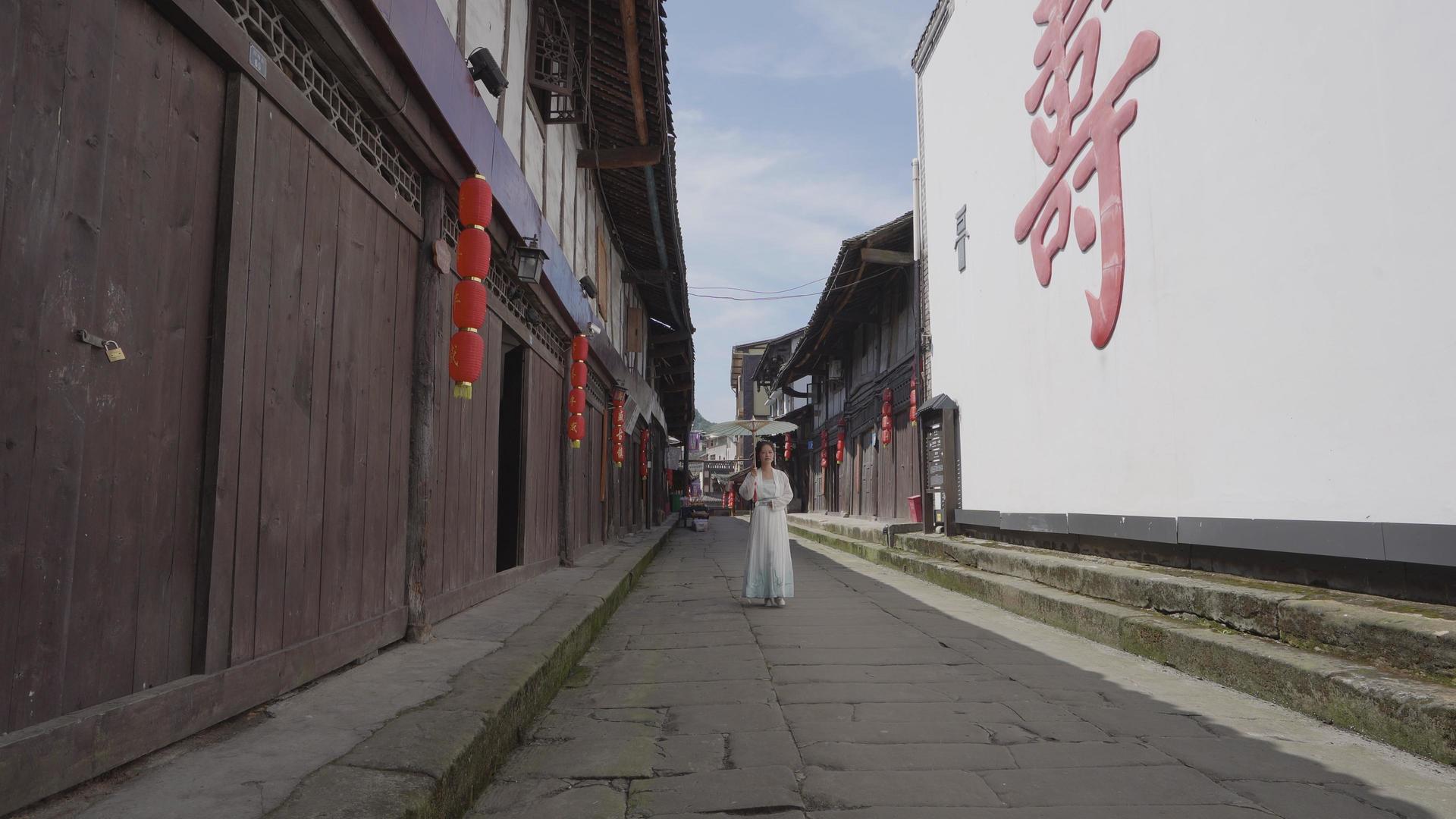 4k古建筑群中行走的汉服女孩视频的预览图