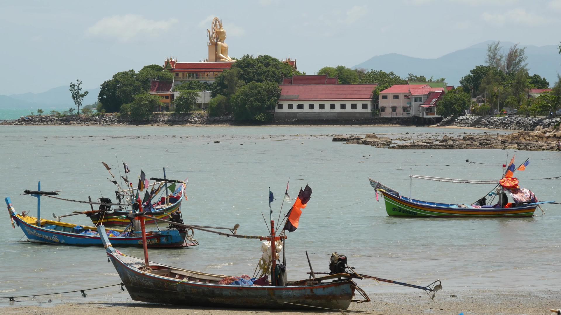泰国苏梅天堂热带异国情调的岛屿海滩大佛寺周围是平静的水和古老的穆斯林钓鱼长尾船文化与宗教和平共处视频的预览图