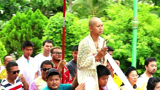 泰国春武里2019年6月26在游行中身穿白色衣服的男子庆祝佛教文化和传统戒律视频的预览图