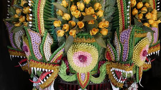 香蕉叶和花的组成美丽的传统泰国组合是由鲜花和五颜六色的香蕉叶制成的视频的预览图