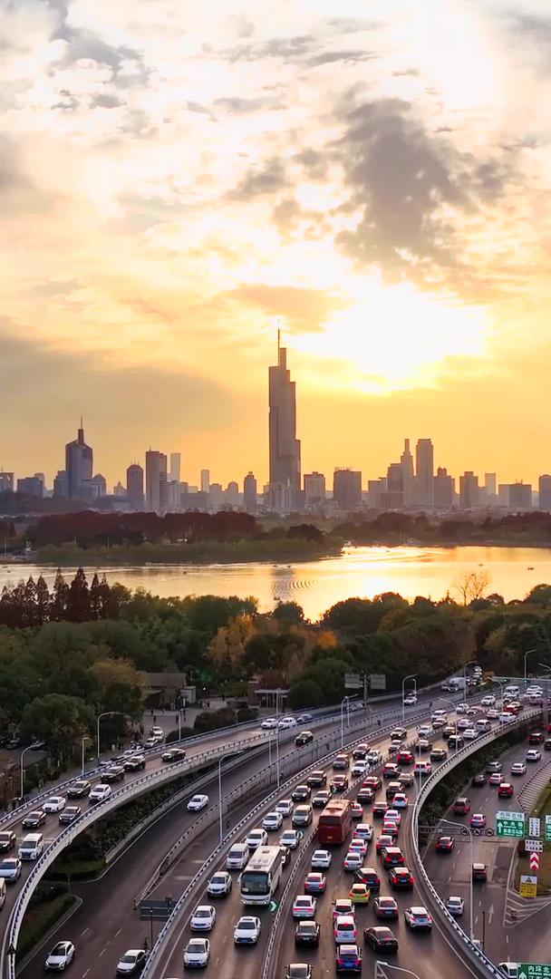 航拍南京地标紫峰大厦立交车流量早晚高峰堵车流量视频的预览图