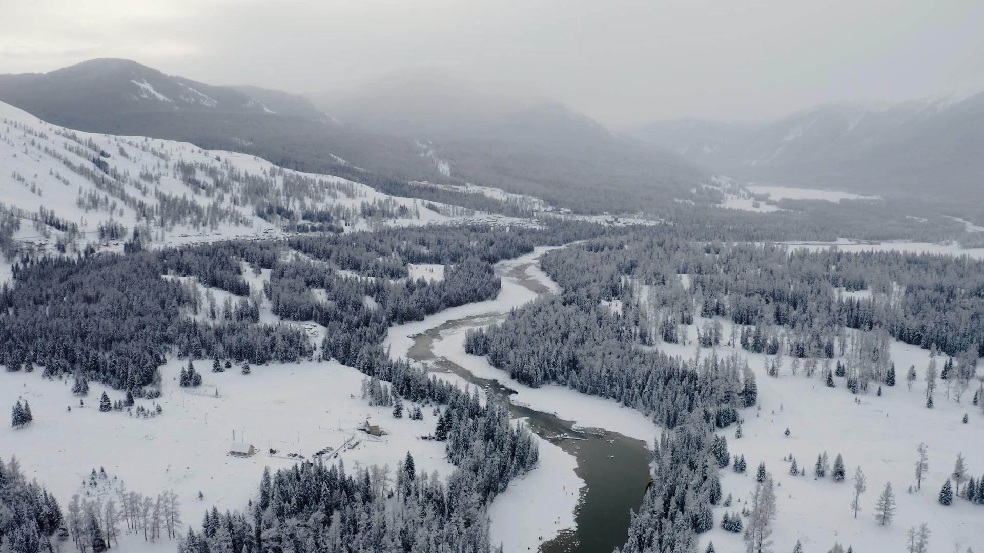 4K航拍新疆冬季喀纳斯河谷雪景视频的预览图
