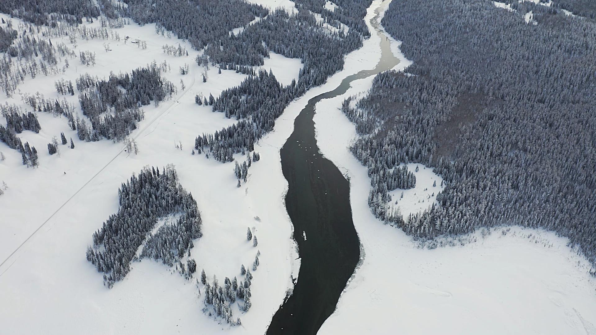 4K航拍新疆冬季喀纳斯河谷雪景视频的预览图