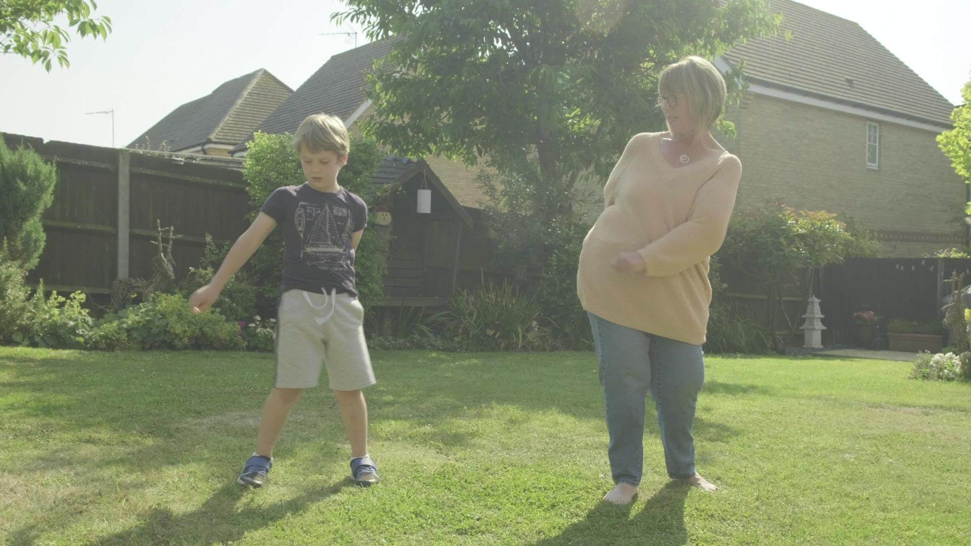 男孩和奶奶跳舞视频的预览图