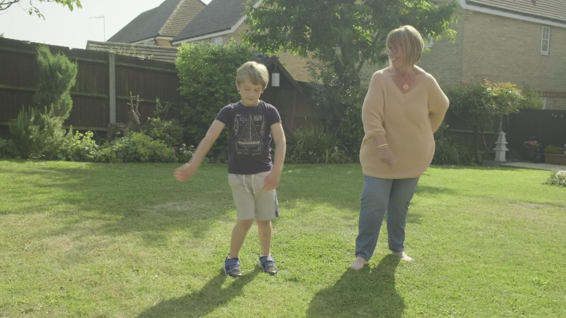 男孩和他的祖母正在做线条舞视频的预览图
