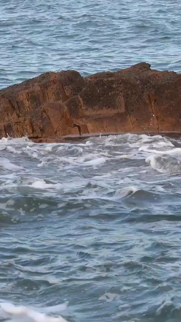 海洋中的风浪和礁石视频视频的预览图