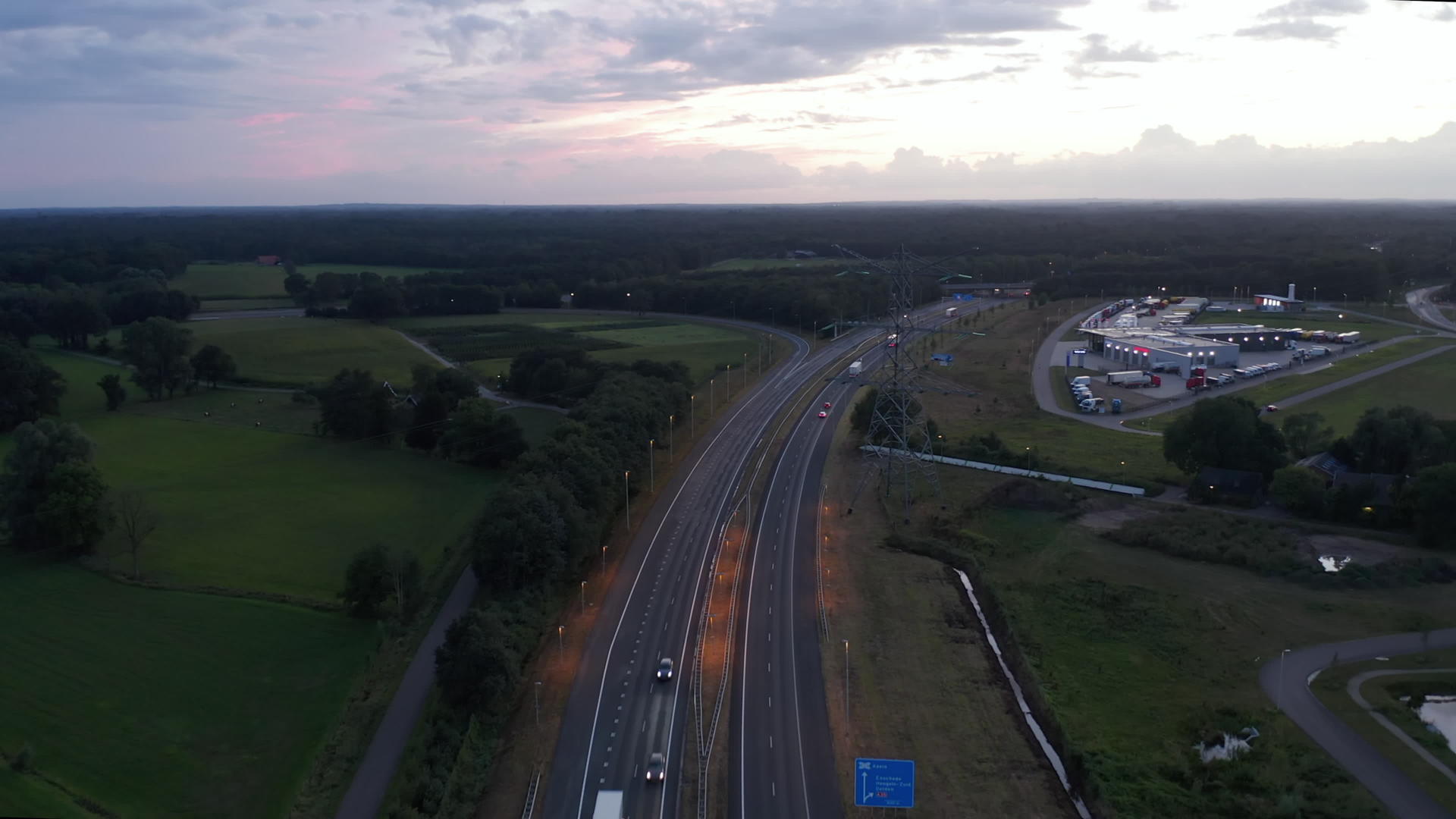 欧洲高速公路日落时视频的预览图
