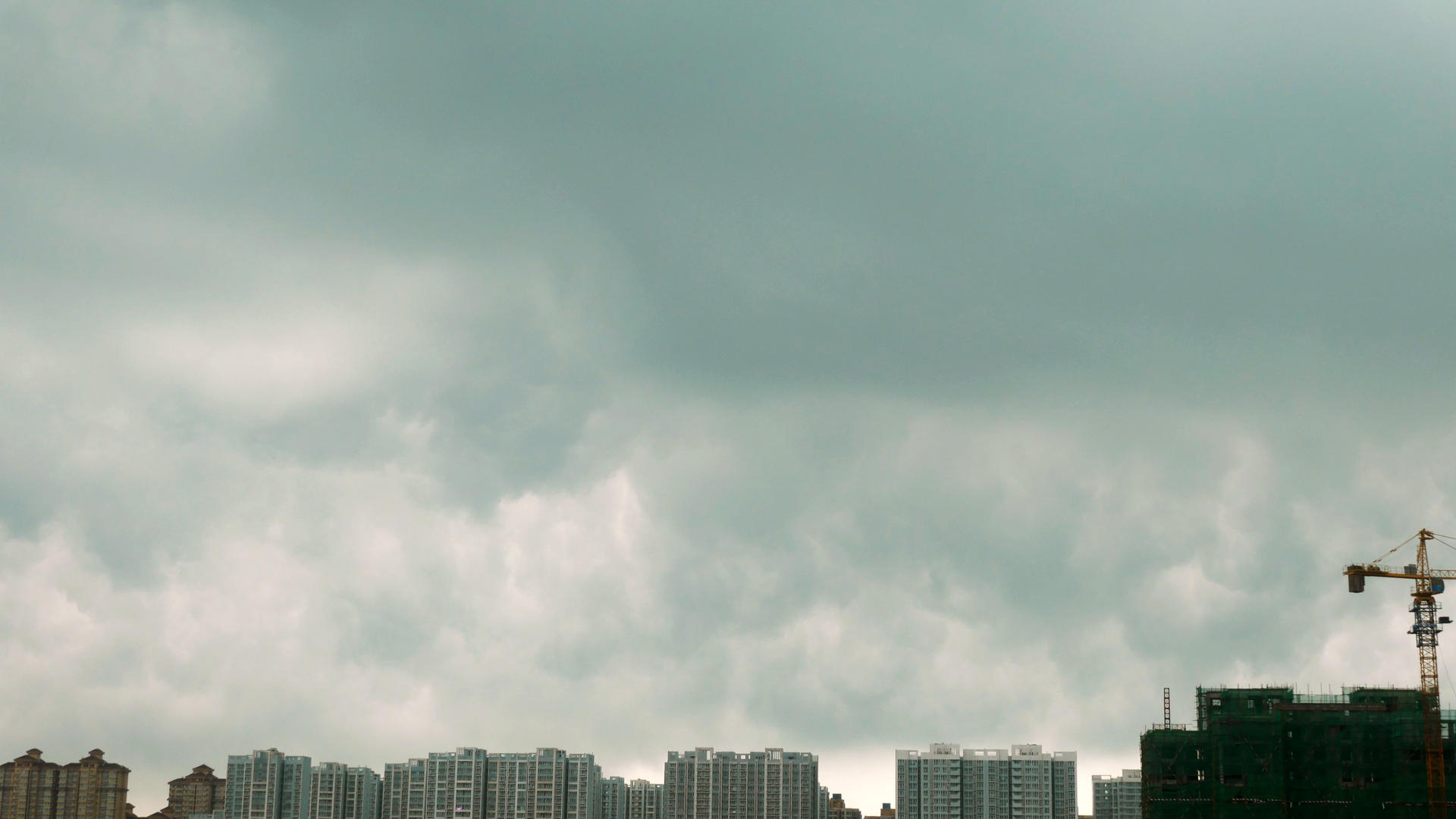 延时暴雨前城市上空的乌云视频的预览图