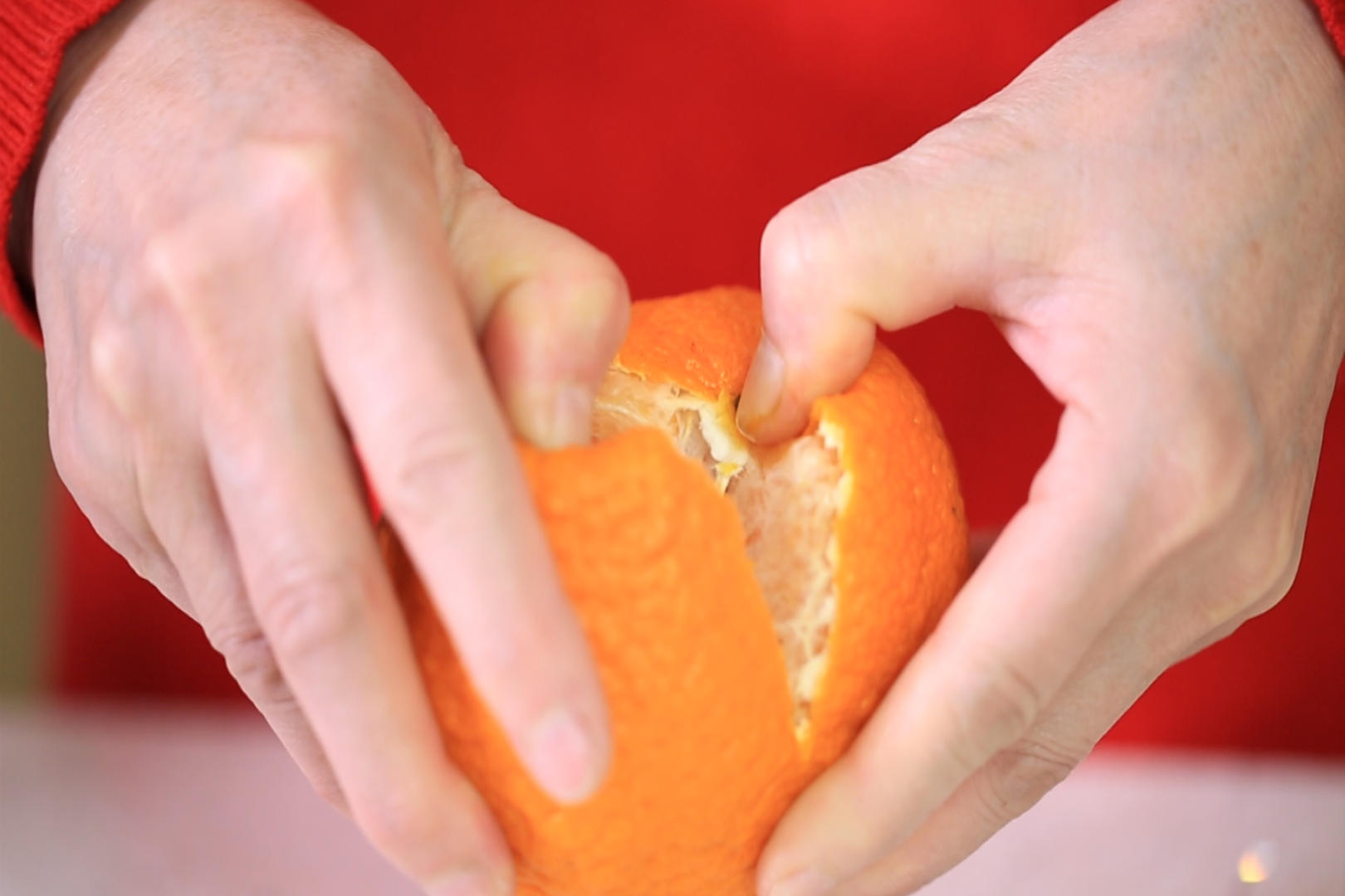 实拍手剥橘子视频的预览图