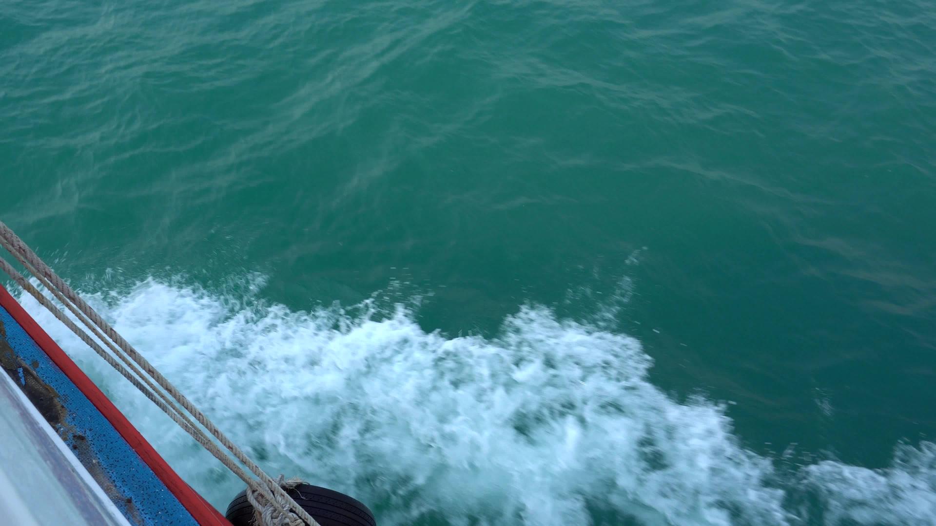 从海浪上船的侧面看视频的预览图