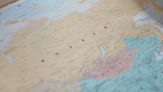 指着北阿西亚地图上一张模糊多彩的俄罗斯地图视频的预览图
