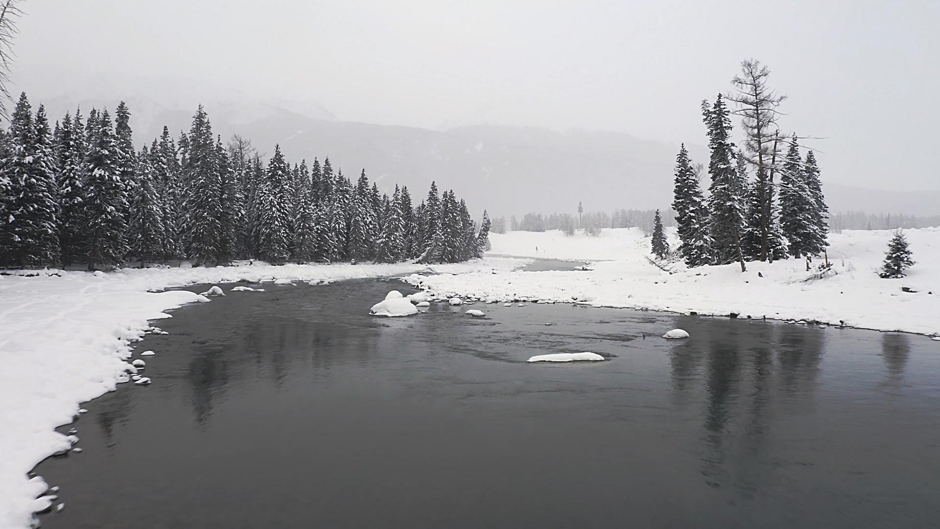4K航拍新疆冬季喀纳斯航拍河谷河流视频的预览图