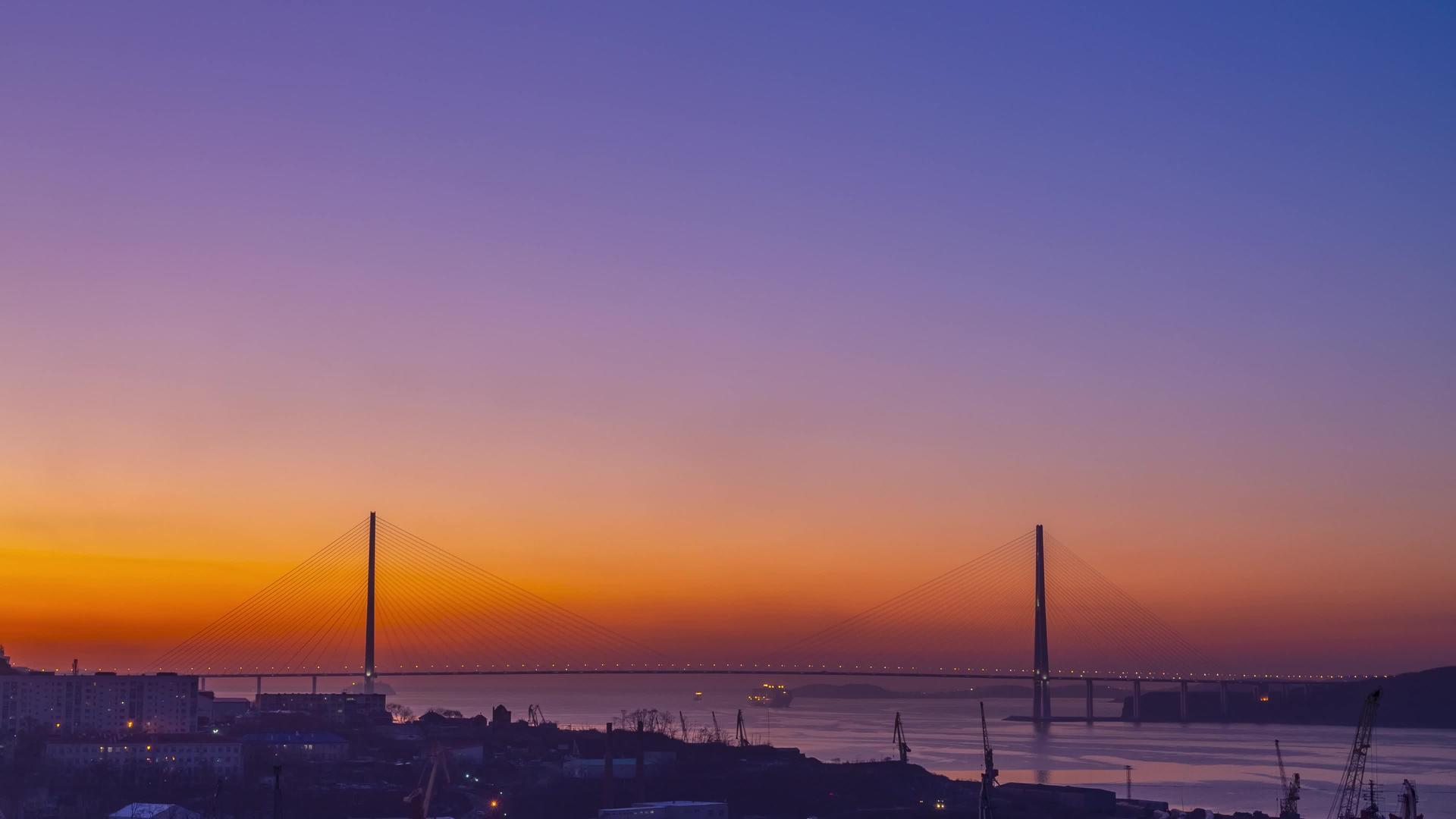 黎明时俯瞰俄罗斯桥的城市景象已经过去视频的预览图