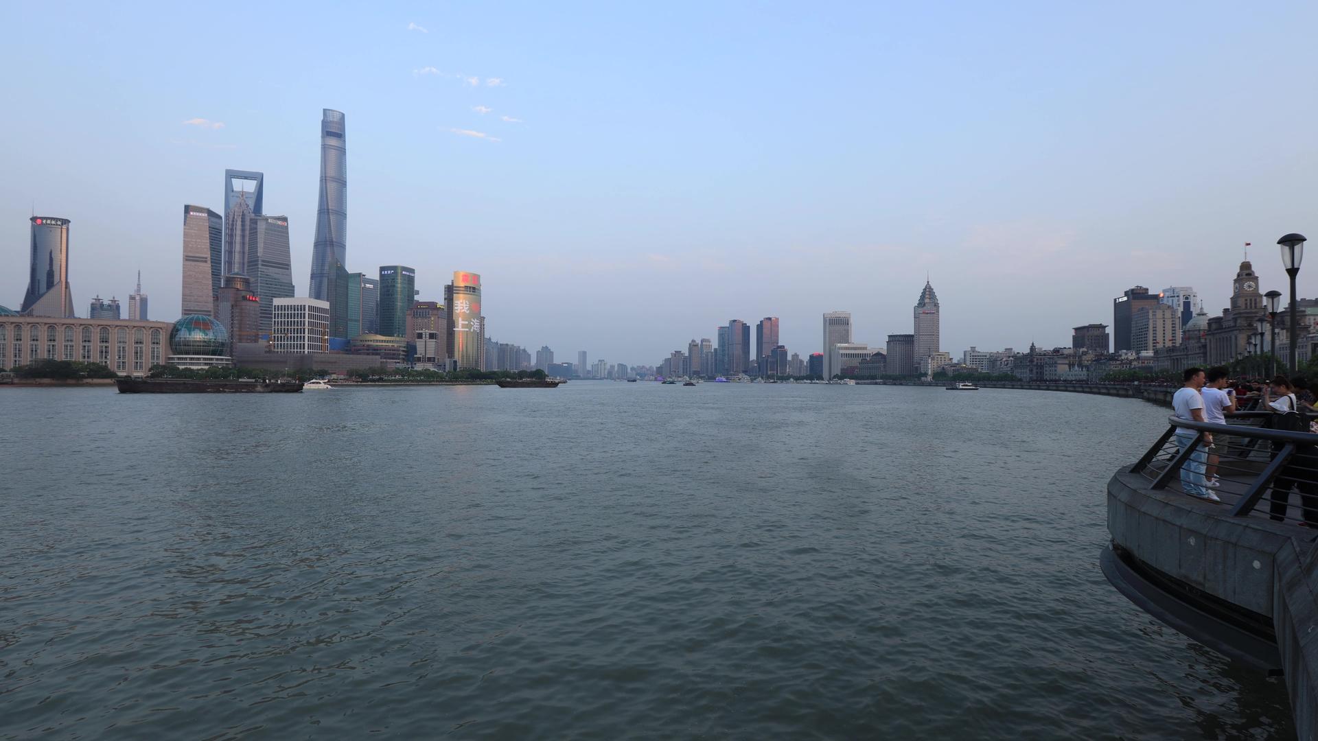 上海外滩陆家嘴金融中心城市风光4K延时视频视频的预览图