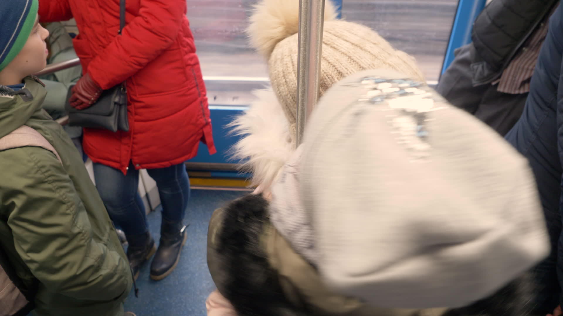 好玩的少女少年坐地铁玩耍视频的预览图