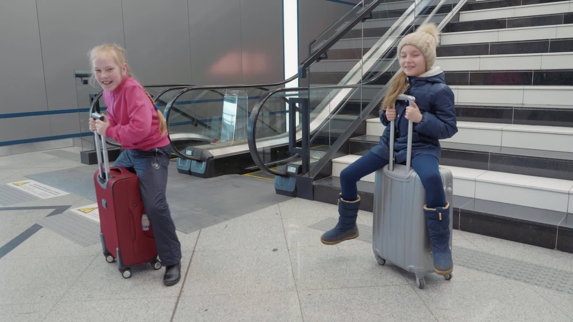 在机场骑着手提箱的孩子视频的预览图