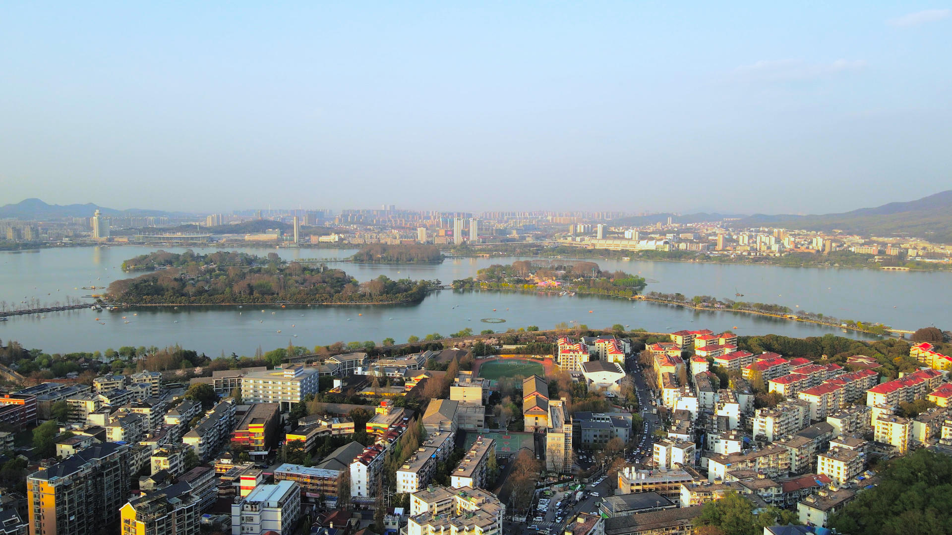4K航拍南京市旅游景区玄武湖公园视频的预览图