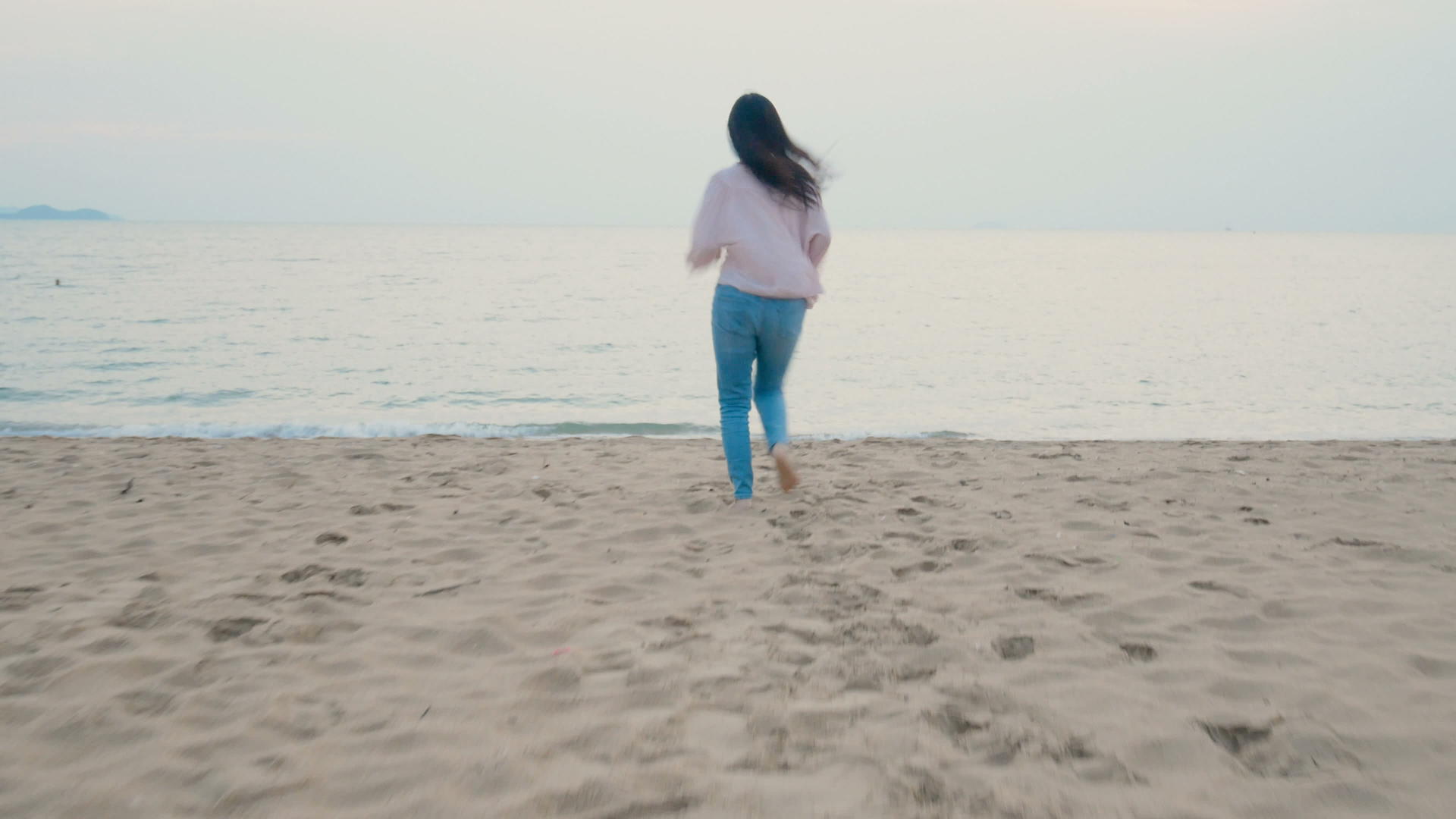 快乐的女人在热带海滩享受暑假赤脚奔向大海张开双臂视频的预览图