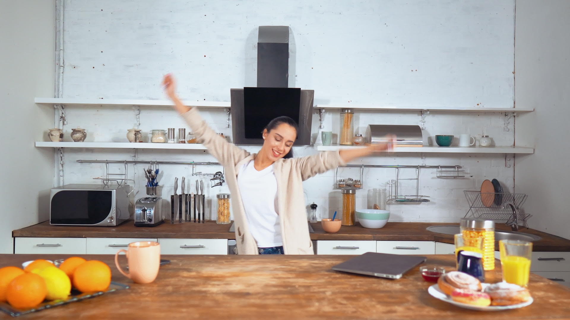 快乐的女人在厨房里跳舞视频的预览图