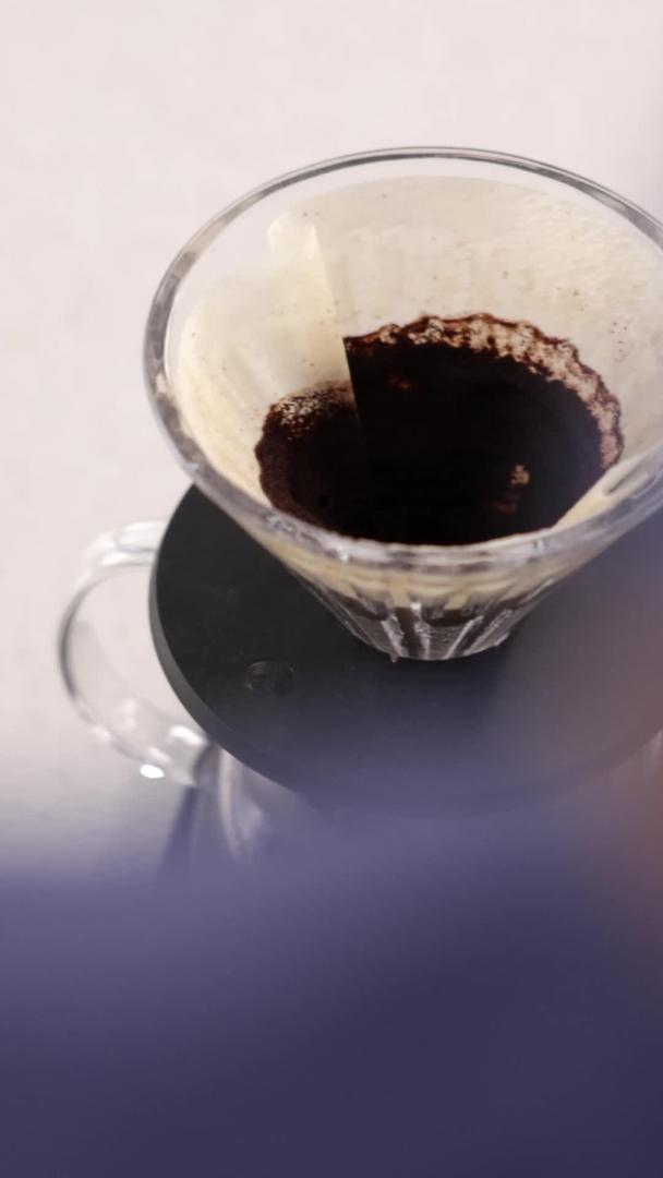 将水倒入咖啡粉中冲咖啡特写特写视频的预览图
