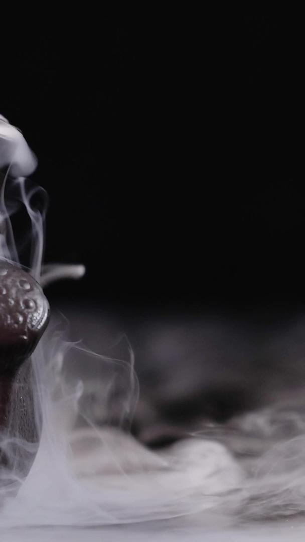 干冰在瓷器中烟雾弥漫视频的预览图