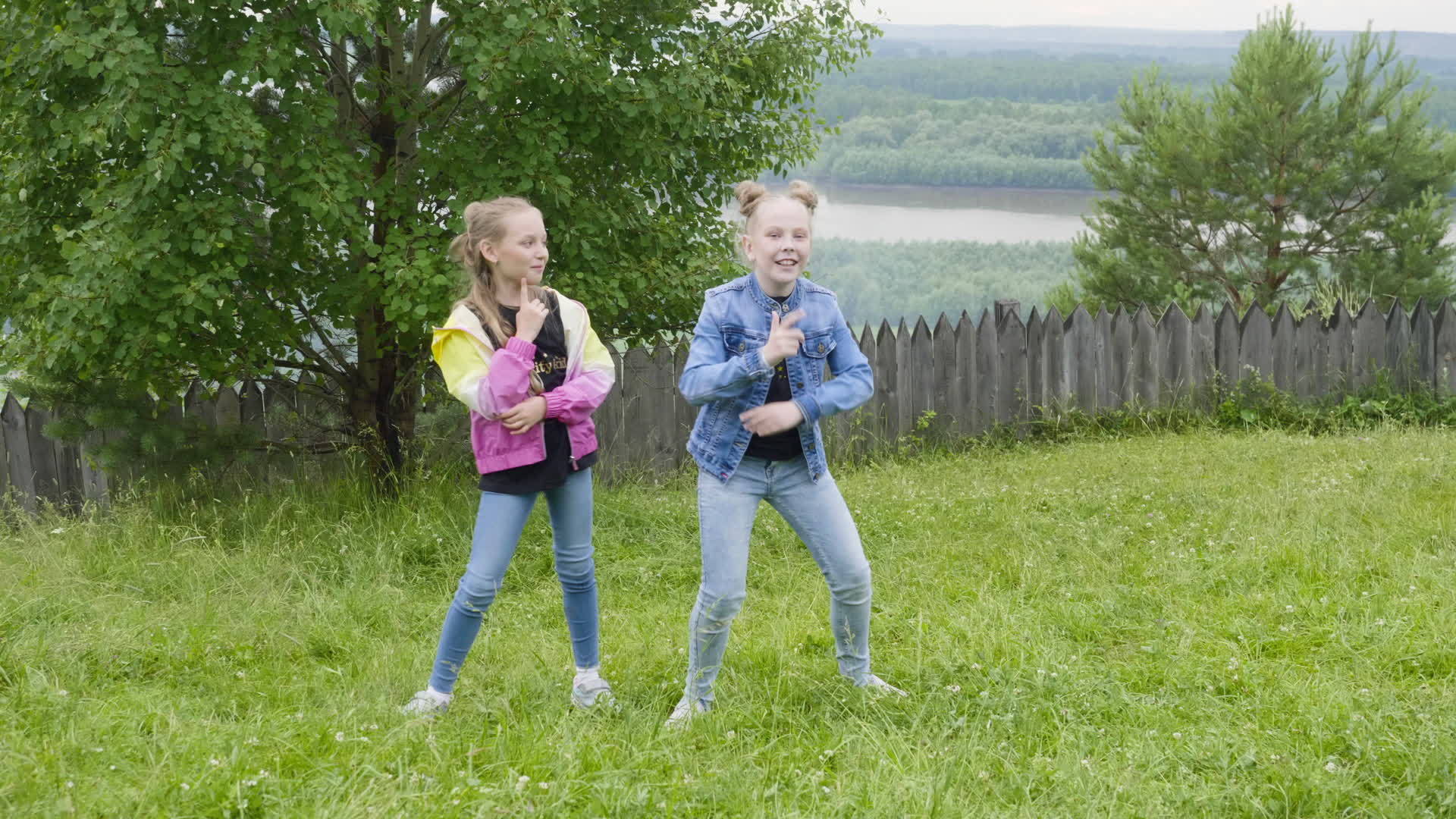暑假期间无忧无虑的女孩在乡下玩得很开心视频的预览图