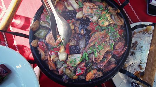 肉和混合蔬菜在陶瓷锅视频的预览图