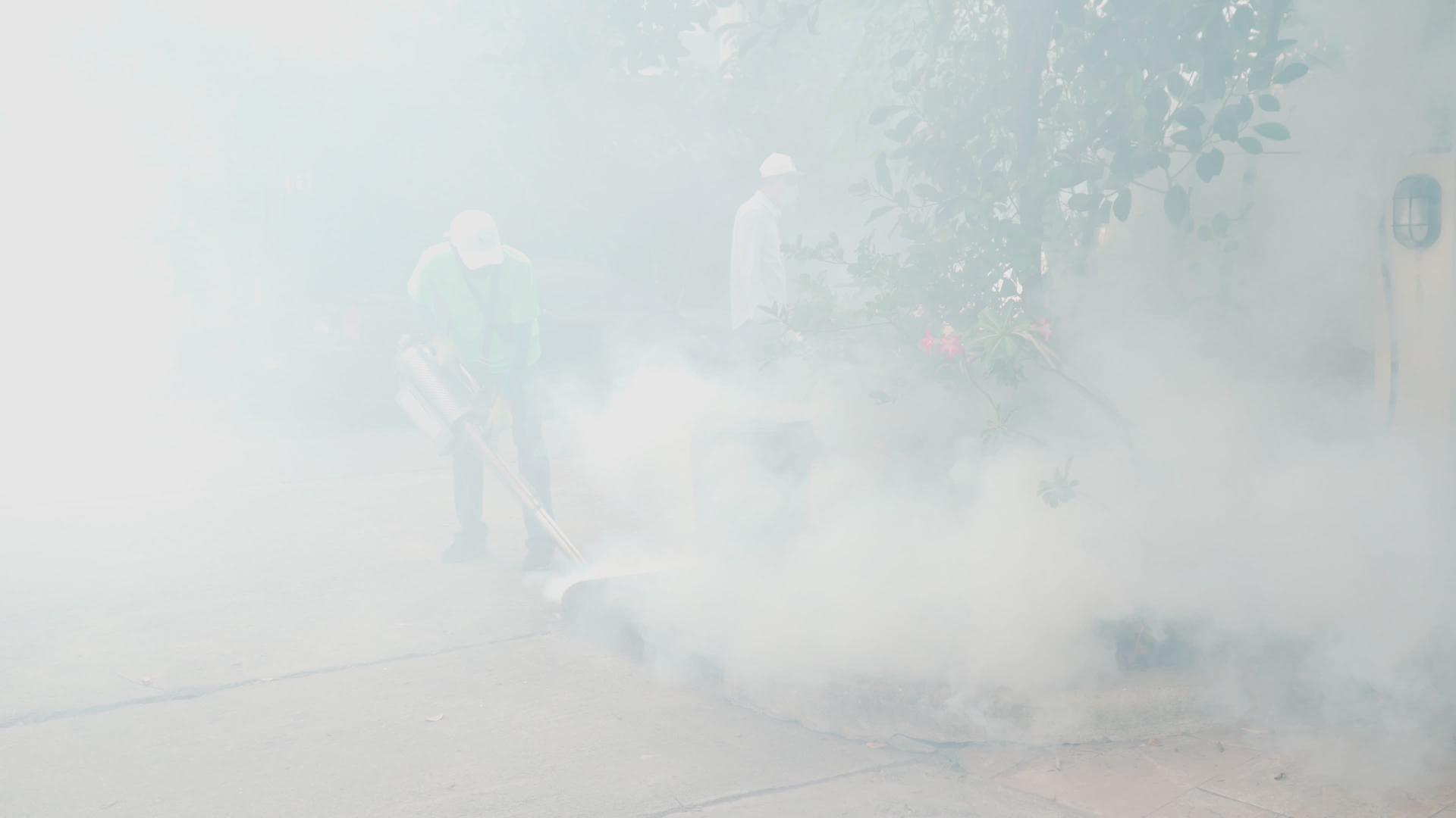公共卫生工作者在社区地点喷洒消毒药水驱蚊视频的预览图
