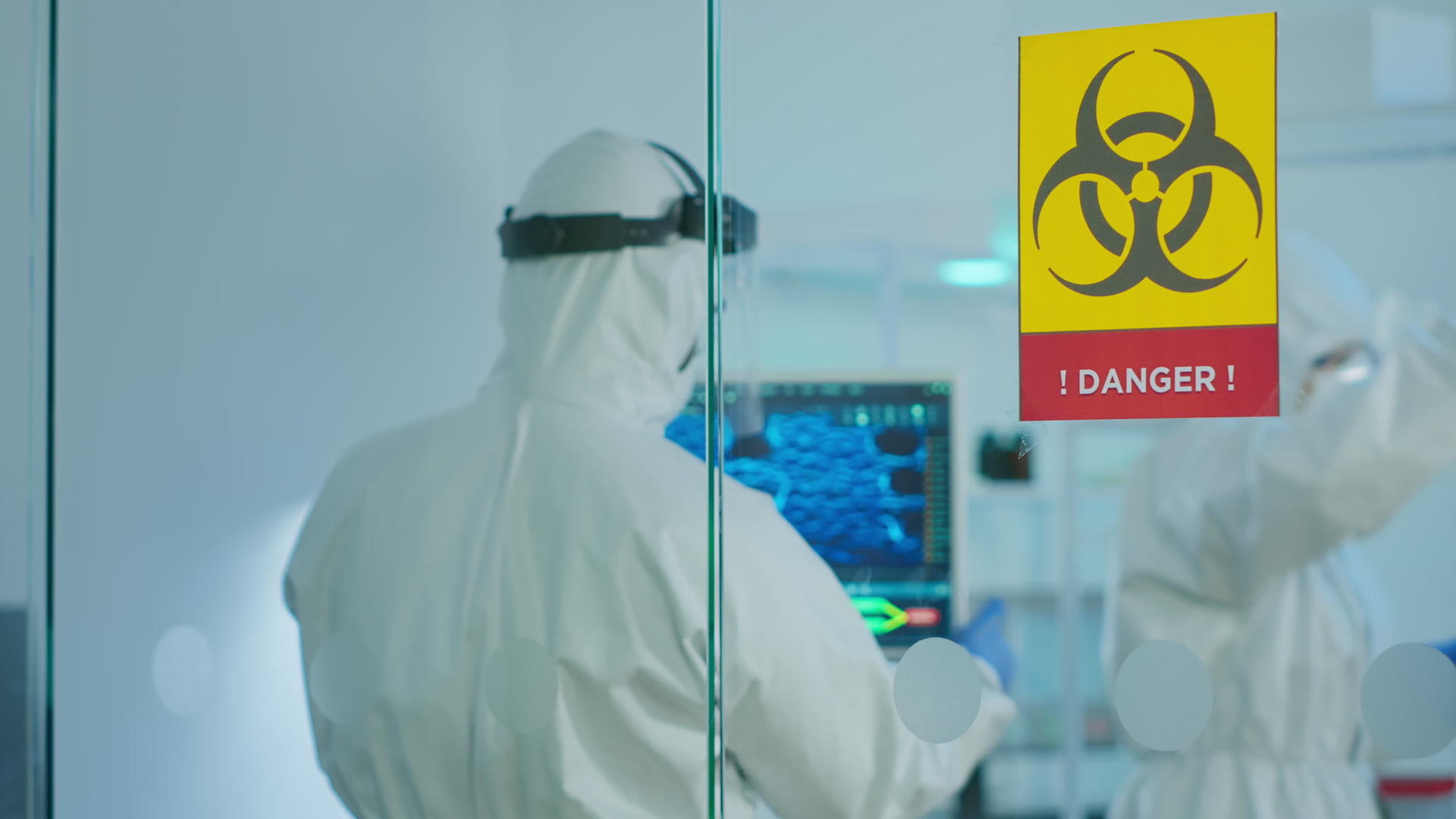 化学医生在危险地区穿着防护服工作的团队中工作视频的预览图