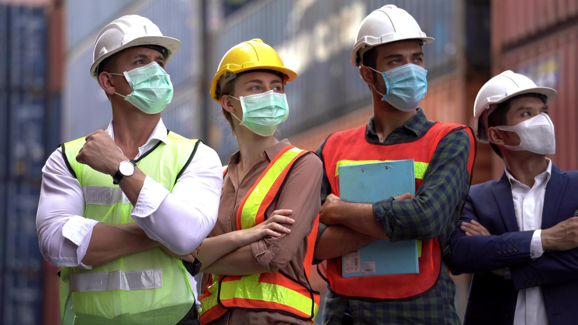 商人和工厂工人戴着医用口罩和头盔视频的预览图