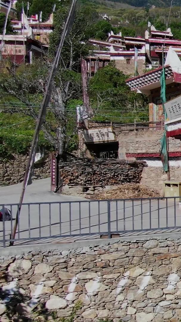 四川丹巴县旅游景点甲居藏寨民居航拍视频视频的预览图